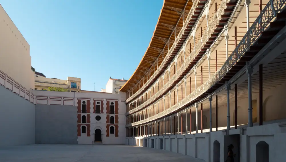 El frontón de pelota vasca Beti-Jai destaca por su estilo neomudejar y fue declarado Bien de Interés Cultural en 2011