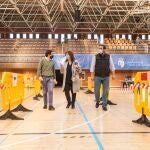 La alcaldesa comprueba el dispositivo en el polideportivo El Torreón, donde se realizarán los tests de antígenos