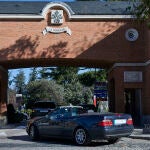 Varios vehículos entran en La Moraleja antes de su cierre perimetral