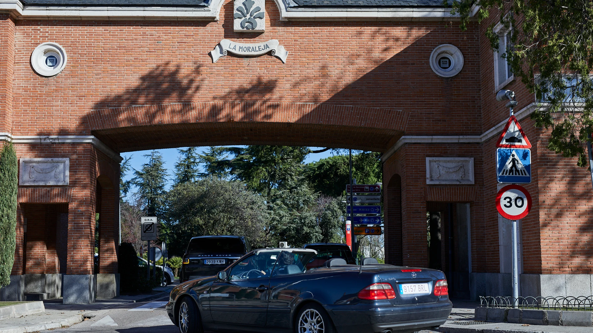 Varios vehículos entran en La Moraleja antes de su cierre perimetral
