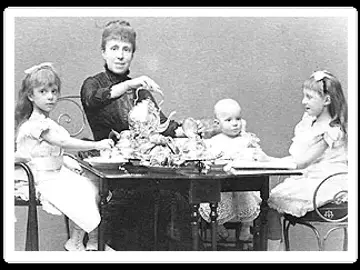 La Reina María Cristina con sus hijos La Reina María Cristina con sus hijos