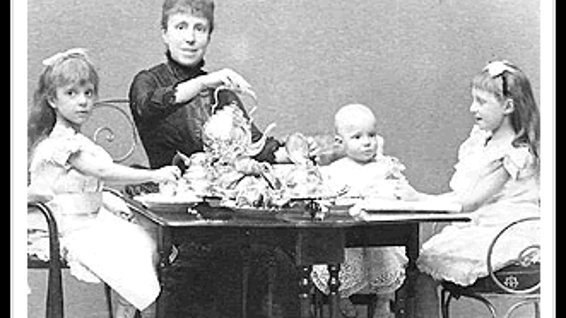 La Reina María Cristina con sus hijos