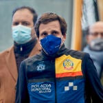 El alcalde de Madrid, José Luis Martínez-Almeida, acudió a visitar la zona de la explosión en la calle de Toledo
