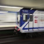 Un tren llega al andén en el Metro de Madrid