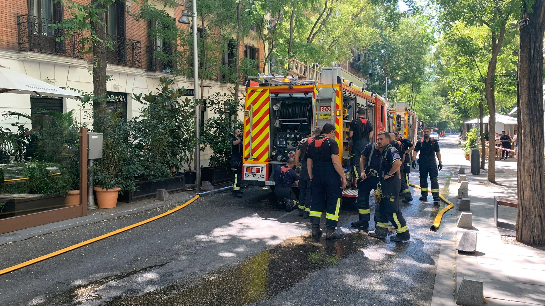 Bomberos en las cercanías del restaurante madrileño