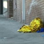 El cadáver de la mujer que se tiró de un sexto piso tras apuñalar a su vecina en Carabanchel
