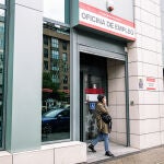 Una mujer sale de la Oficina de Empleo de Méndez Álvaro, en Madrid