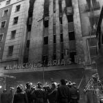 Fotografía de archivo del incendio en los populares almacenes Arias de Madrid