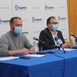 El alcalde de Leganés, Santiago Llorente (PSOE), con su ex socio Fran Muñoz, portavoz de Más Madrid-Leganemos