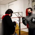 El vicepresidente madrileño, Ignacio Aguado (d), durante su visita al gimnasio Escuela Boxeo, en el barrio madrileño del Lucero, para conocer la situación del sector de las empresas deportivas y resaltar la importancia de vincular la práctica deportiva a la salud. Aguado ha señalado que los gimnasios están y seguirán abiertos porque son espacios seguros.