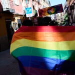 Bandera LGTBI en el barrio de Chueca durante la celebración del Día Internacional del Orgullo LGTBI