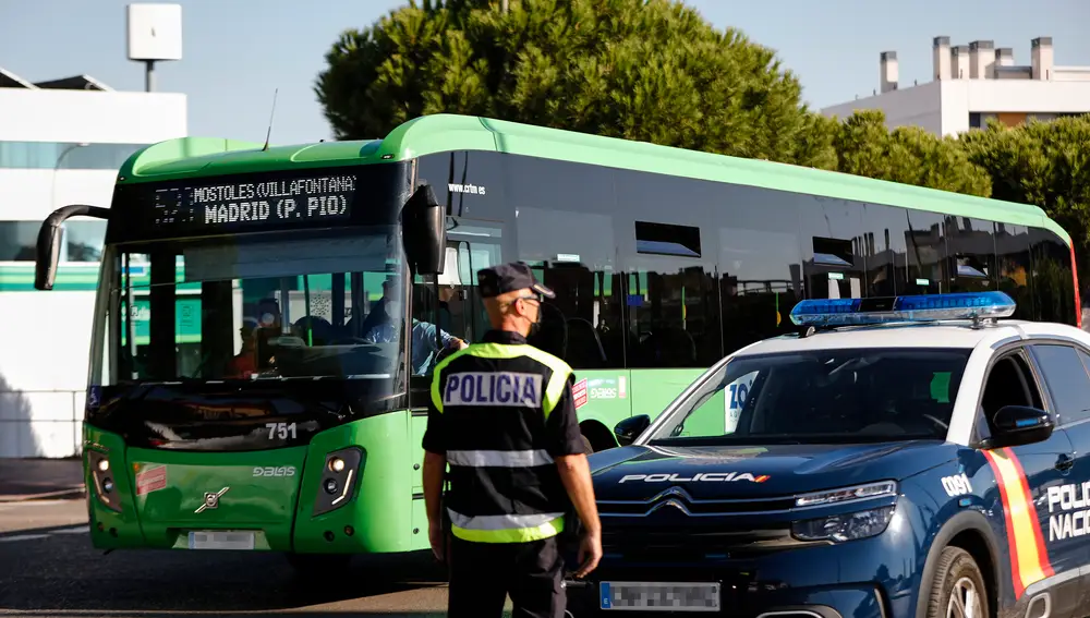 Un agente de la Policía Nacional durante un control policial en una calle de Móstoles, Madrid