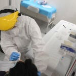 Un sanitario realiza un cribado