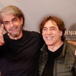 El director Fernando León de Aranoa junto al actor Javier Bardem posan para los medios tras la lectura de la lista de finalistas en las 28 categorías de los Premios Goya