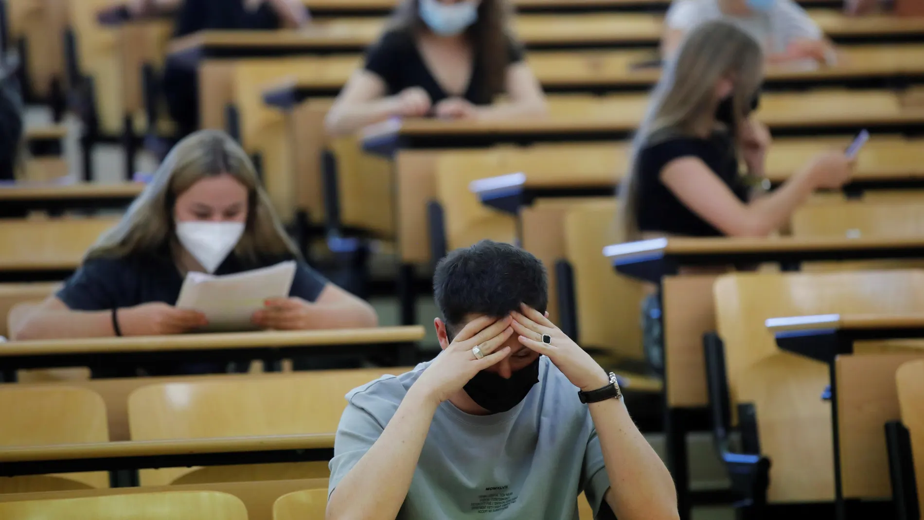 Estudiantes durante un examen