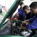Un grupo de alumnos de FP en un taller