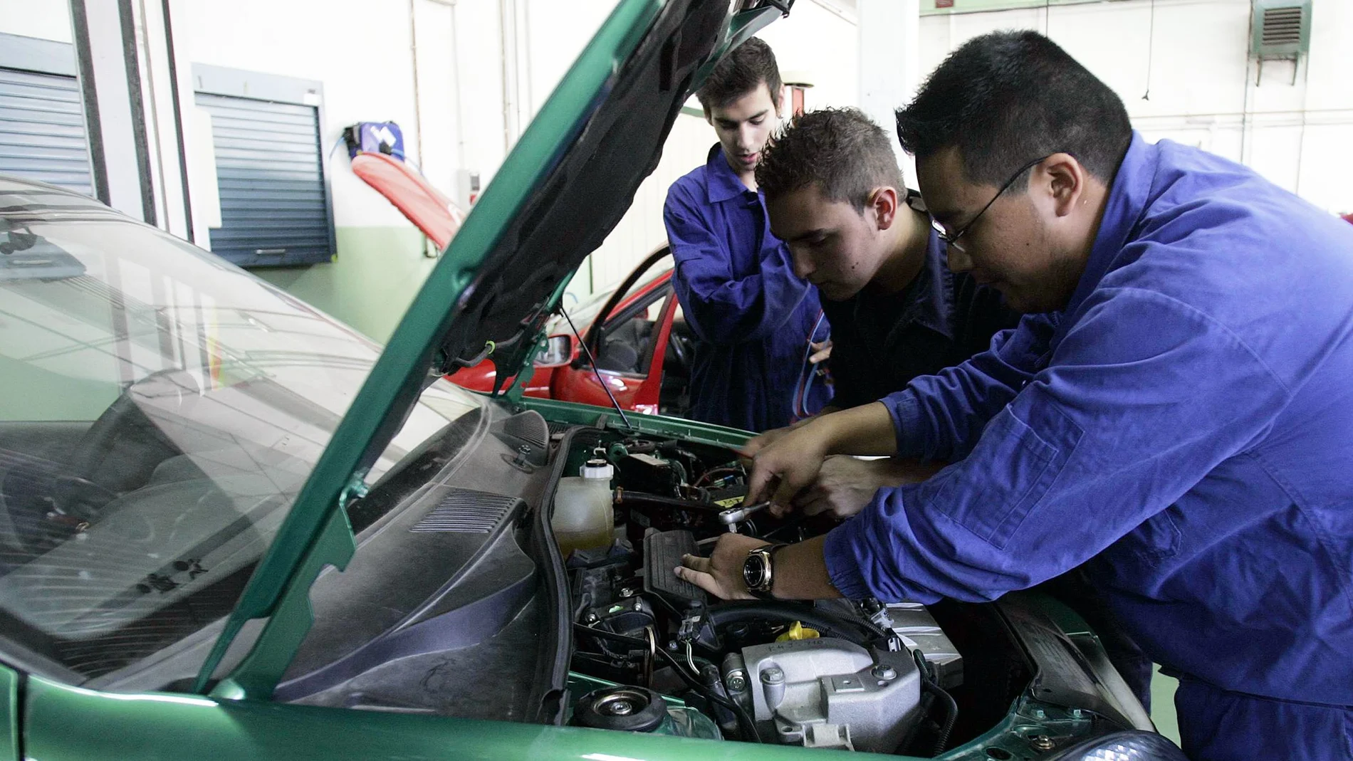 Un grupo de alumnos de FP en un taller