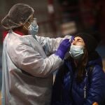 Un sanitario realiza test de antígenos de detección del Covid