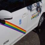 Taxi con la bandera Lgtbi