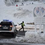 La Guardia Civil vigila el acceso de público al puerto de Navacerrada