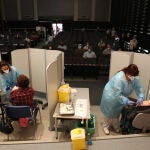 Dos personas reciben la primera dosis de vacuna Pfizer contra el Covid, en el Hospital de Getafe