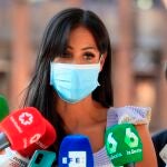 La vicealcaldesa de Madrid, Begoña Villacís, atiende a la prensa durante su visita al Campus Digital de San Blas