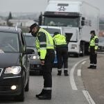 Varios guardias civiles montan un control en la A-5, a la altura de la localidad madrileña de Navalcarnero, este pasado miércoles, para vigilar los desplazamientos fuera de la región.