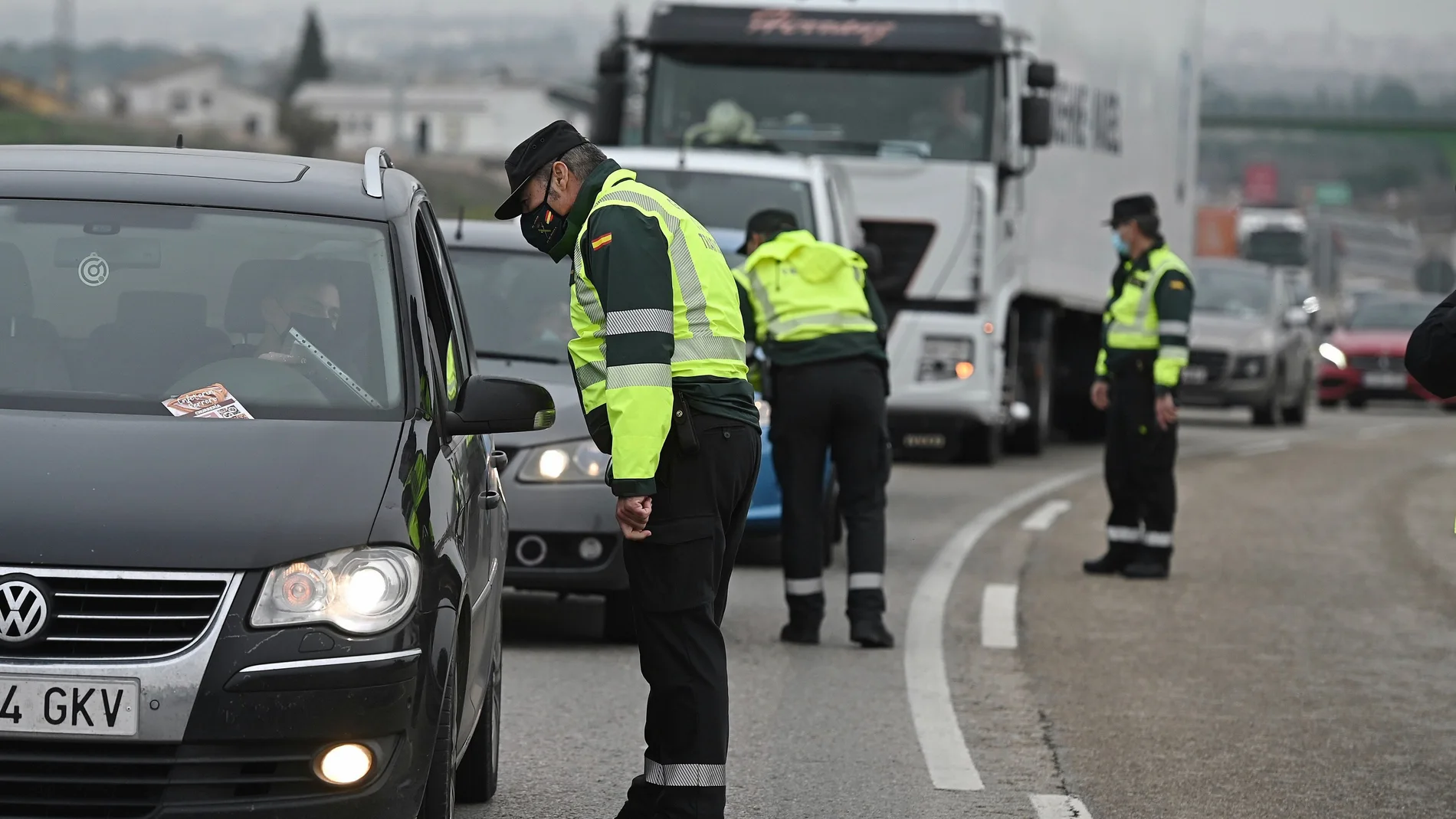 Varios guardias civiles montan un control en la A-5, a la altura de la localidad madrileña de Navalcarnero, este pasado miércoles, para vigilar los desplazamientos fuera de la región.