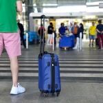 Viajeros que llegan al aeropuerto de Barajas