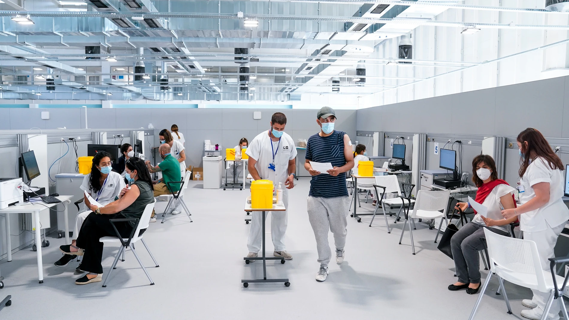Enfermeros y pacientes en las instalaciones del Hospital Isabel Zendal