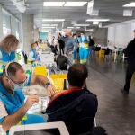 Varias personas son vacunadas contra el Covid-19, en Madrid
