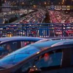 Ambiente con atascos en la carretera M-30 de Madrid