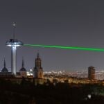 Vista del Faro de Moncloa emitiendo un haz de luz