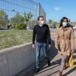 El candidato de Ciudadanos a la presidencia de la Comunidad de Madrid, Edmundo Bal, acompañado de la vicealcaldesa de Madrid, Begoña Villacís, visitan el Centro de Salud Ensanche de Vallecas