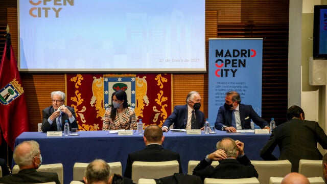 En la imagen, el presidente de Honor MOC y jurista, Antonio Garrigues; la vicealcaldesa de Madrid, Begoña Villacís; el vicepresidente ejecutivo MOC, Gerardo Seeliger; y el presidente de la Cámara de Comercio, Angel Asensio, durante la presentación de la plataforma Madrid Open City, en el Palacio de Cibeles, en Madrid