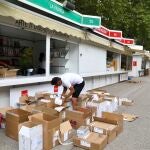 Preparativos y montaje de la Feria del Libro en el parque del Retiro