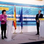 La ex ministra de Educación, Isabel Celaá, y el consejero de Educación madrileño, Enrique Ossorio, en una imagen de archivo