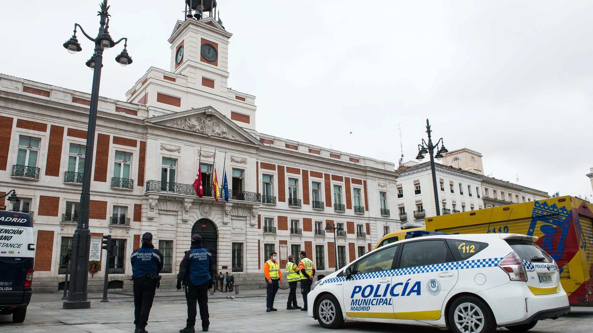 Minuto de silencio en la Puerta del Sol por las víctimas del Covid-19