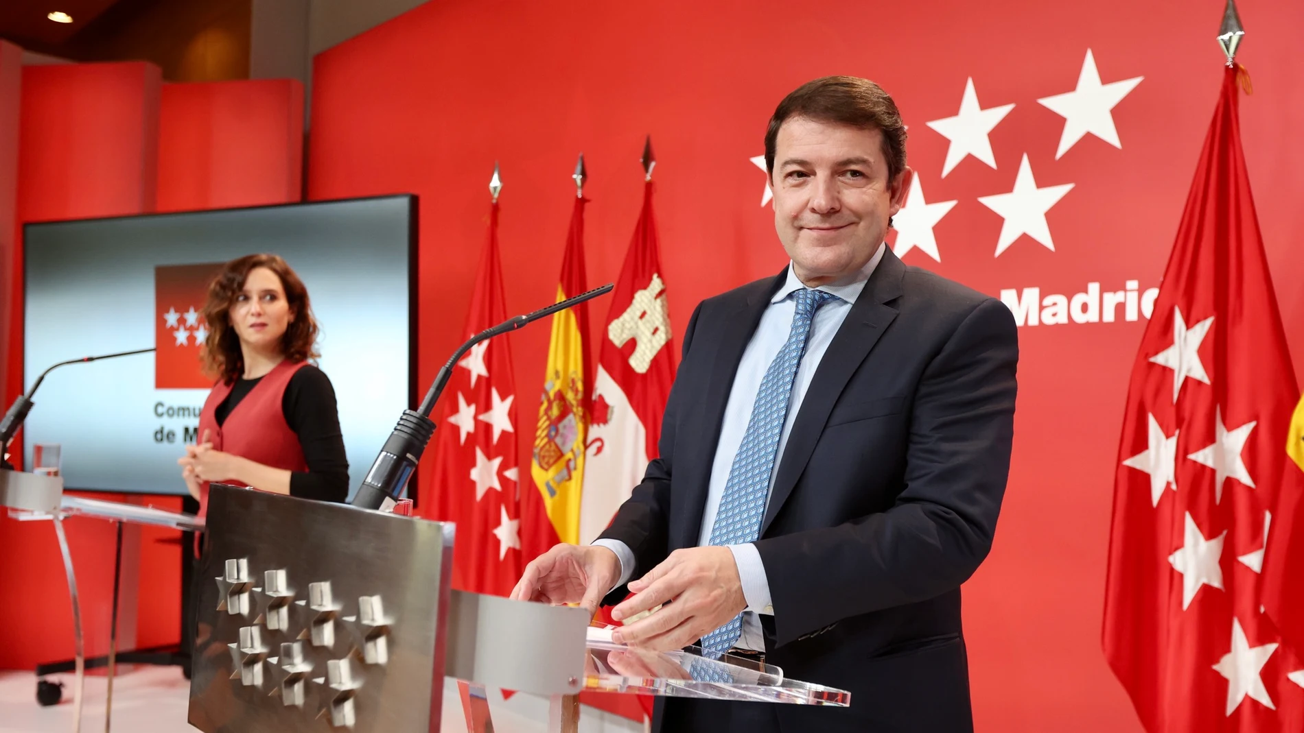 Alfonso Fernández Mañueco, ganador de las elecciones en Castilla y León, con la presidenta de la Comunidad de Madrid, Isabel Díaz Ayuso