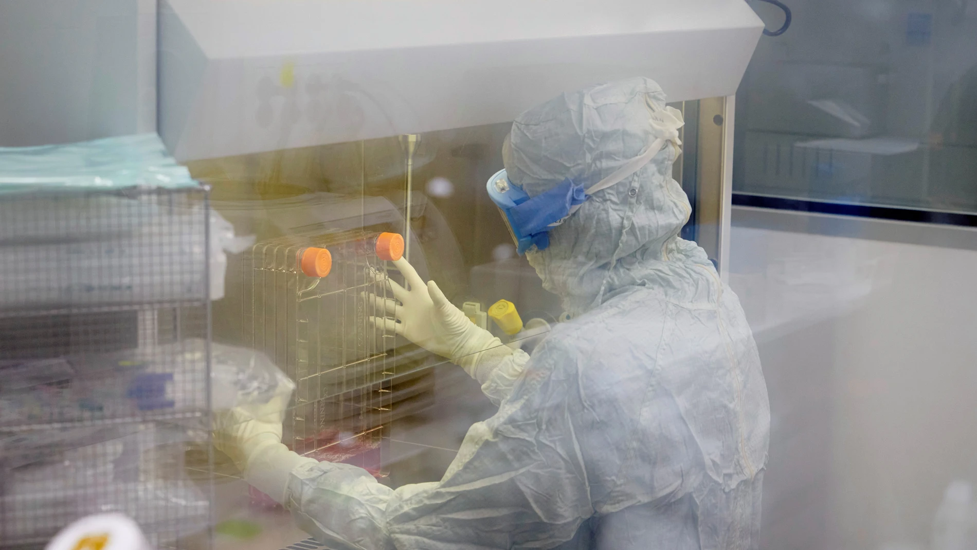 Un sanitario en el interior de la Sala Blanca Integral de nueva generación, que ha incorporado el hospital infantil Niño Jesús, y que es la primera de este tipo en Europa para la elaboración de terapias avanzadas, y en la que se fabricará un fármaco contra el cáncer infantil que se evaluará en un ensayo clínico y se destinará a niños con tumores sólidos avanzados