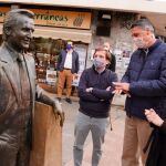 Almeida, durante su jornada electoral en Badalona
