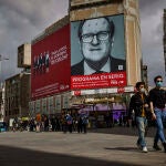 La Junta Electoral Provincial de Madrid ha requerido al PSOE la retirada del cartel "de propaganda electoral" colocado en el edificio del Palacio de la Prensa en la plaza de Callao de la capital