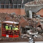 Expertos comprueban los daños ocasionados tras la explosión registrada en el número 98 de la calle Toledo