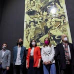 El alcalde de la capital, José Luis Martínez-Almeida y la presidenta de la Comunidad de Madrid, Isabel Díaz Ayuso posan frente al mural en homenaje a Víctor Barrio durante su visita la plaza de toros de Las Ventas, a 8 de abril de 2021, en Madrid. Ambos han realizado la visita para conocer el mural conmemorativo realizado por el pintor sevillano Luis Gordillo en homenaje al torero Víctor Barrio.