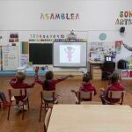 Un grupo de niños durante una actividad en el aula de un colegio