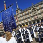 Tradicional tamborrada de Domingo de Pascua en la Plaza Mayor de Madrid
