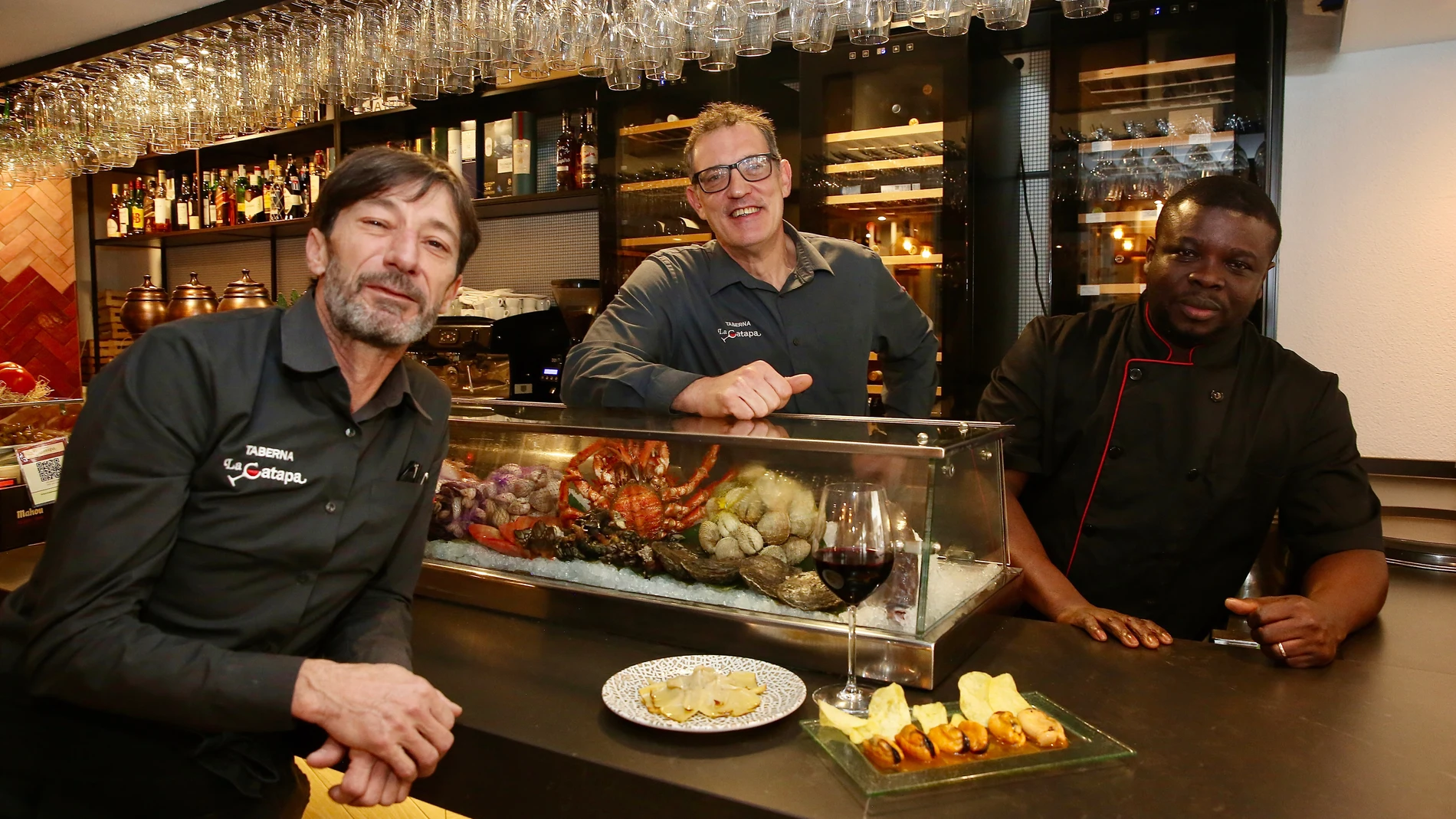 Miguel Ángel, Laurence y Nico en la taberna La Catapa