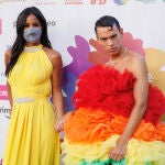 La vicealcaldesa de Madrid, Begoña Villacís, y el diseñador José Perea posan en el photocall del acto de entrega de los Premios MADO Madrid Orgullo 2022