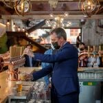 El candidato y alcalde de Sevilla, Juan Espadas, tira una caña de cerveza durante la inauguración hoy en Sevilla de la antigua fábrica de Cruzcampo