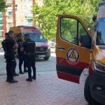 La Policía en el lugar donde se han registrado cuatro apuñalados, uno de ellos muy graves, en Puente de Vallecas